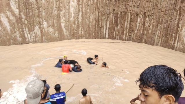 Ibnu, bocah berusia 10 tahun tewas tenggelam di bekas galian pasir yang berada di Kampung Curug Barang, Desa Mancak, Kecamatan Mancak, Kabupaten Serang, Banten.