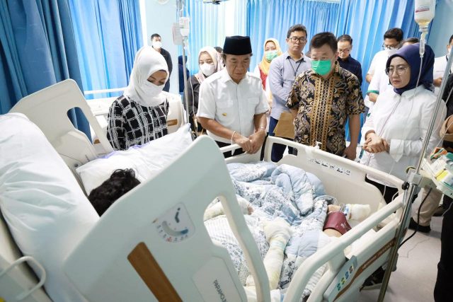 Pj Gubernur Banten Al Muktabar menjenguk korban kebakaran depo Pertamina.