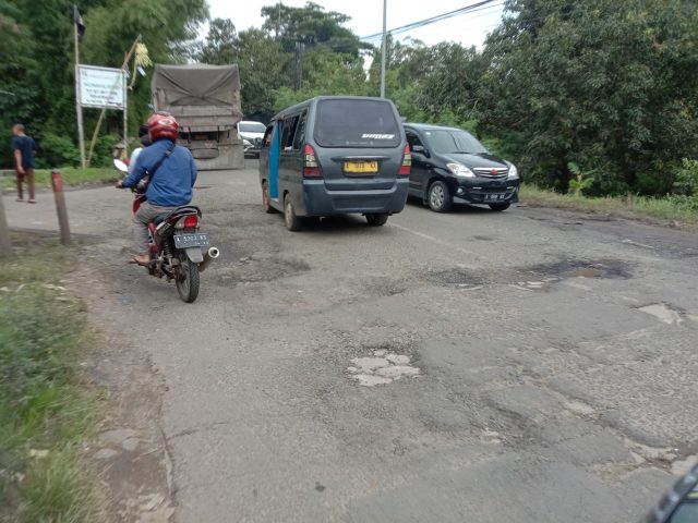 Jalan Raya Pandeglang-Menes.