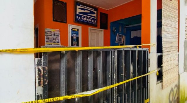 IMG-20230314-WA0080 Rumah Kades Curuggoong, Kecamatan Padarincang, Kabupaten Serang, Banten, Salamunasir sekaligus lokasi kejadian perkara dugaan pembunuhan yang dilakukan oleh mantri Suhendi terhadap kades pada Minggu (12/3/2023). Foto: Nindia/ BantenNews.co.id