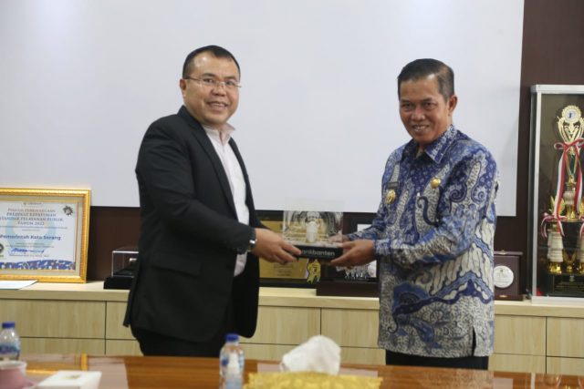 Wali Kota Serang Syafrudin bersama perwakilan Bank Banten.