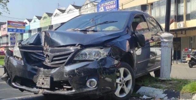 Pengendara Toyota Corolla berinisial SP menabrak pesepeda hingga hingga teseret sepanjang 20 meter di Villa Bintaro Regency.
