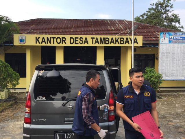 Anggota Satreskrim Polres Lebak saat berada di Kantor Desa Tambakbaya (foto: Sandi/Bantennews)