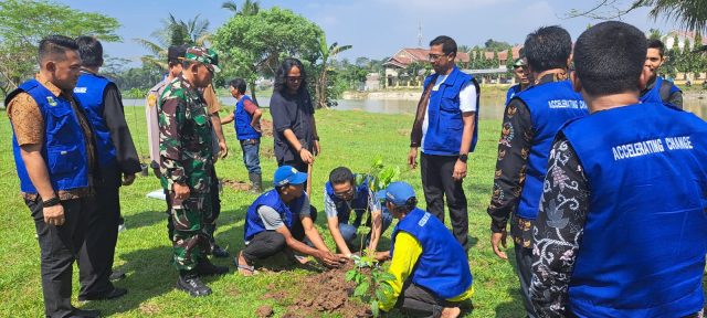 Dinas Pekerjaan Umum dan Penataan Ruang (DPUPR) Provinsi Banten melakukan kegiatan penanaman pohon di pinggir Situ Terate, Kecamatan Cikande, Kabupaten Serang, Selasa (21/3/2023).