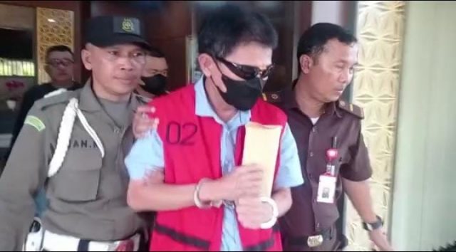 Tersangka DWS diapit penyidik Kejati Banten menuju mobil tahanan.