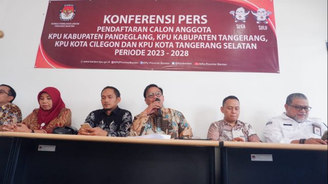 IMG-20230326-WA0005 Timsel calon anggota KPU empat kabupaten/kota saat menggelar jumpa pers. Foto: Iyus/ BantenNews.co.id