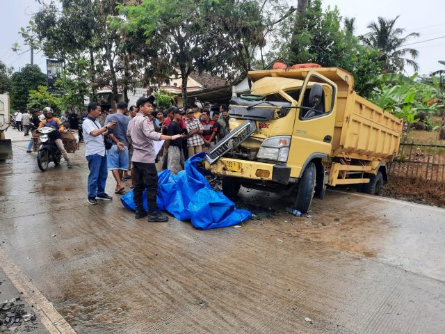 Dua unit Dum Truk terlibat kecelakaan di Jalan Raya Picung-Munjul Kecamatan Sukaresmi, Pandeglang.
