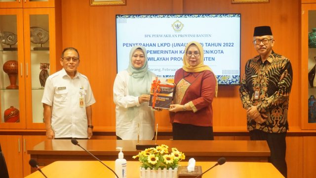 Bupati Pandeglang Irna Narulita (kedua dari kiri) menyerahkan Laporann Keuangan Pemerintah Daerah Unaudit tahun 2022 kepada Badan Pemeriksaan Keuangan Perwakilan Provinsi Banten.