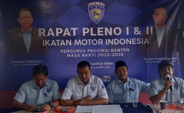 Ketua IMI Pengprov Banten, Tb Roy Fachroji Basuni (kemeja putih) bersama jajaran pengurus. (Gilang)