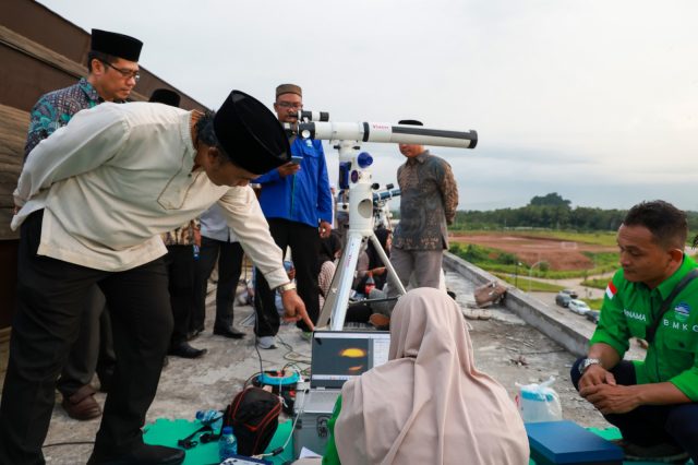 Pemantauan Hilal di Fakultas Syariah Kampus 2 Universitas Islam Negeri (UIN) Sultan Maulana Hasanudin (SMH), Jl. Syech Nawawi Al Bantani, Palima, Kota Serang, Rabu (22/3/2023) petang.