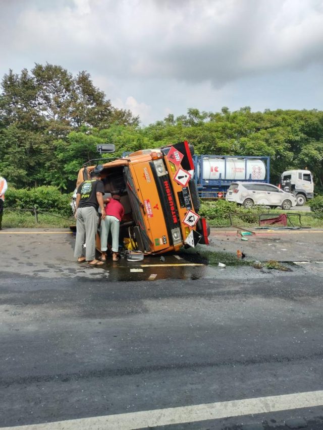 truk terguling