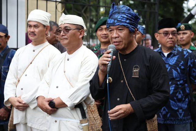 Penjabat (Pj) Gubernur Banten Al Muktabar saat menerima masyarakat Baduy dalam Seba Baduy di Gedung Negara Provinsi Banten, Kota Serang pada Sabtu (29/4/2023). (Ist)