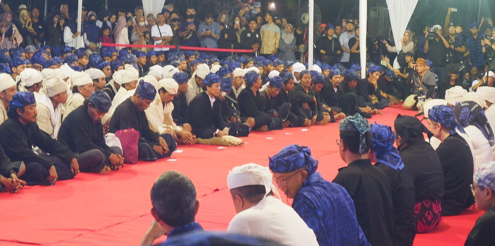 Sesepuh tokoh dan masyarakat Baduy mendatangi Gedung Negara Pendopo Gubernur Banten Lama, Jalan Brigjen KH Syam’un, Alun-alun Kota Serang sebagai rangkaian dari prosesi Seba Baduy pada Sabtu (29/4/2023).