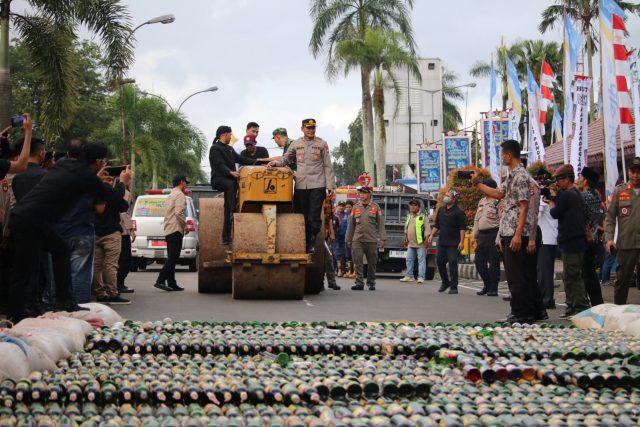 Ribuan botol Miras hasil operasi Bina Kusuma dan operasi Pekat dimusnahkan Polres Pandeglang.