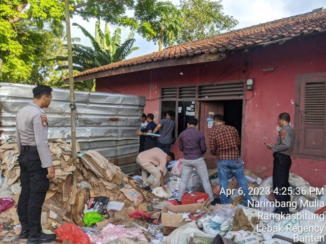 Rongsokan Ribuak Kartu Indonesia Pintar (KIP) ditemukan warga di lapak pengepul rongsokan yang berada di Jalan Sudirman, Desa Narimbang Mulya, Kecamatan Rangkasbitung, Kabupaten Lebak, Banten, Kamis (6/4/2023).