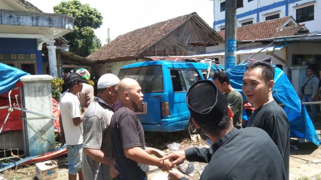 Mobil angkot di Labuan Pandeglang tabrak kios dan pagar rumah warga.