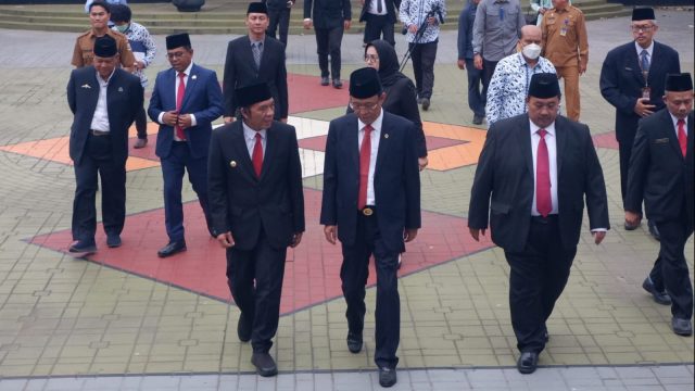 Pj Gubernur Banten Al Muktabar berbincang dengan Anggota V BPK RI, Ahmadi Noor Supit. (Iyus/bantennews.co.id)