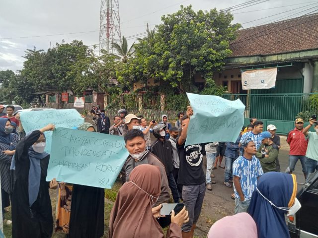 Puluhan warga Desa Sukaharja, Kecamatan Cikulur, Kabupaten Lebak, Banten, yang mengatasnamakan Aliansi Masyarakat Cikulur Menggugat (AMCM) menggelar aksi unjuk rasa di depan kantor Kecamatan Cikulur, Rabu (12/4/2023).