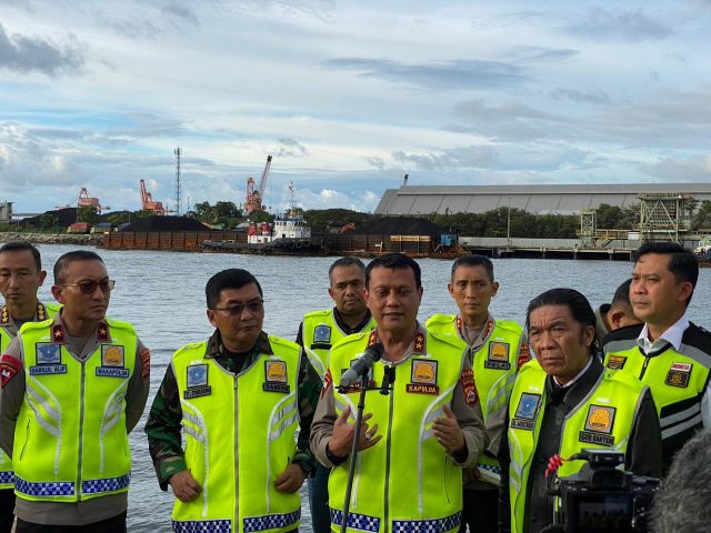 Pelabuhan Ciwandan Kapolda Banten didampingi Pj Gubernur Banten melakukan pengecekan jalur untuk pengemudi kendaraan bermotor dipelabuhan Ciwandan pada Kamis (13/04/2023).