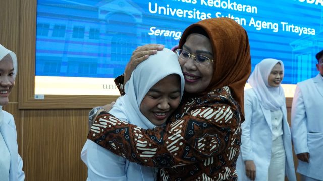 Bupati Serang Ratu Tatu Chasanah bersama penerima beasiswa Pemkab Serang. (Ist)