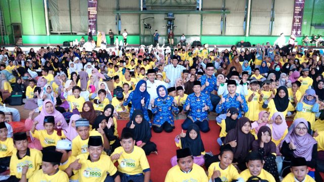 Bupati Serang Ratu Tatu Chasanah bersama Baznas Kabupaten Serang menyantuni 1.000 anak yatim dan dhuafa di Tennis Indoor Setda Pemkab Serang, Senin (17/4/2023).