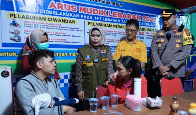 Bupati Serang Ratu Tatu Chasanah berbincang bersama Pemudik Asal Bekasi Saat Memantau Arus Mudik di Jalan Raya Serang-Jakarta, Kawasan Modern Cikande, Kabupaten Serang, Banten pada Kamis (21/4/2023) malam. (Ist)