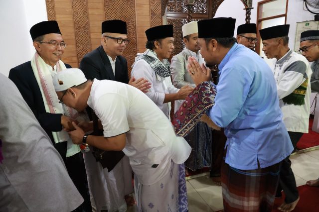 Penjabat (Pj) Gubernur Banten Al Muktabar melaksanakan Salat Idul Fitri 1444 H/2023 M di Masjid Raya Al Bantani, KP3B Curug, Kota Serang, Sabtu (22/4/2024).