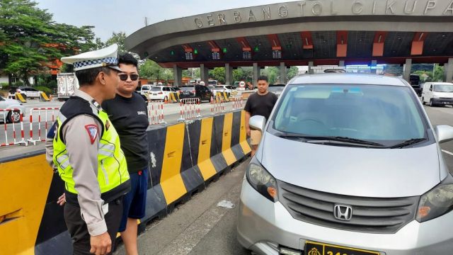 Personel Induk Patroli Jalan Raya (PJR) Serang Korlantas Polri menangkap seorang pengemudi mobil Honda Freed.