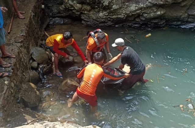 Tim SAR gabungan berhasil menemukan korban tenggelam di Curug Leuwi Putih Pandeglang.