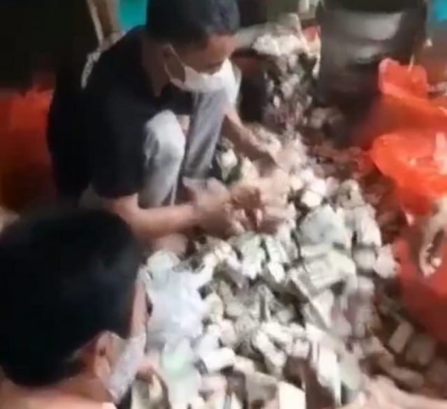 Video viral beredar di grup whatsapp dan medsos. Dalam video berdurasi 31 detik itu sejumlah warga tengah menghitung ratusan ikat uang kertas milik seorang kakek yang hidup sebatang kara.