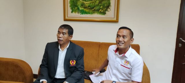 Sekertaris Umum Pertina Banten Warta Ginting (kiri) menggelar konferensi pers di salah satu hotel di Kota Serang.