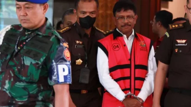 77910-menkominfo-johnny-g-plate-tersangka-sekjen-nasdem