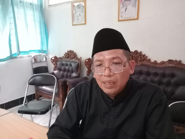 Sutoto Sekretaris Dinas Pendidikan Pemuda dan Olahraga Kabupaten Pandeglang Sutoto saat memberikan keterangan kepada wartawan.
