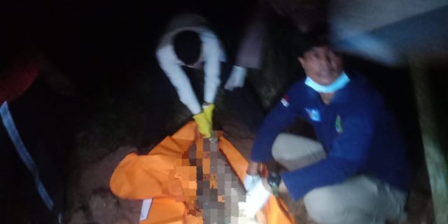 Petugas Forensik mengevakuasi mayat di Desa Munjul, Kecamatan Solear, Kabupaten Tangerang.