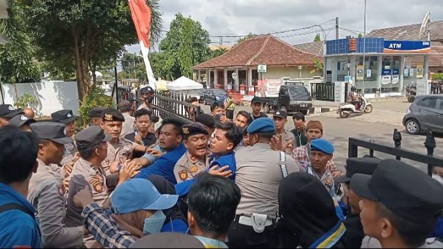 Aksi saling dorong antara pengunjuk rasa dengan aparat keamanan terjadi di depan gerbang Kantor Bupati Pandeglang.