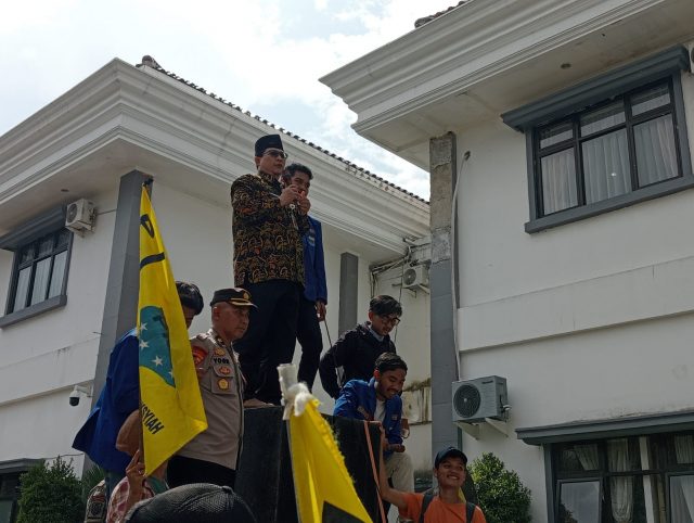 Asda III Kabupaten Pandeglang Ramadani menemui para pengunjuk rasa di halaman Kantor Bupati Pandeglang.