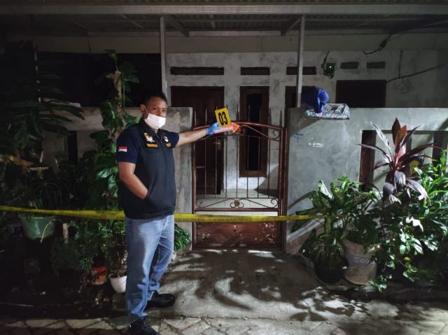 Penemuan amunisi Warga di Perumahan Veteran, Desa Sukamanah, Kecamatan Rajeg, Kabupaten Tangerang menemukan bungkusan plastik berisi puluhan amunisi.