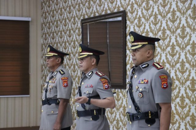 Sofwan Hermanto Serah Terima Jabatan (Sertijab) dua Pejabat Utama Polda Banten yaitu Dirbinmas Polda Banten dan Kapolresta Serang Kota di Aula Serbaguna Polda Banten pada Senin (08/05).