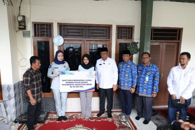 Walikota Tangsel Walikota Tangsel Benyamin Davnie saat memberikan bantuan dari Jasa Raharja kepada ahli waris korban, Rabu (10/5/2023).