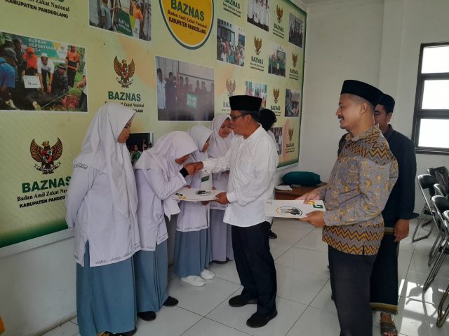Baznas Ketua BAZNAS Pandeglang Feri Hasanudin menyerahkan bantuan Beasiswa Pandeglang Cerdas dari Program Pendidikan secara simbolis.