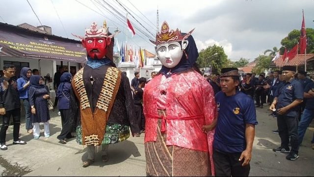 Bacaleg NasDem Kota Serang, diiringi terbang gede dan wewe prisen, yang merupakan bagian dari budaya lokal Banten.