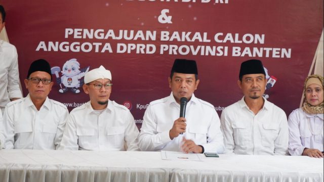 Sekretaris DPD Gerindra Banten Andra Soni usai daftar di Kantor KPU Banten, Cipocok Jaya, Kota Serang, Provinsi Banten, Sabtu (13/5/2023). (Foto: Iyus/bantennews.co.id)