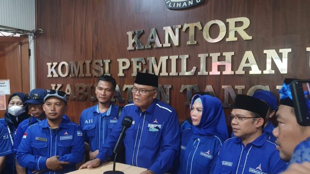 Ketua Dewan Pimpinan Cabang (DPC) Partai Demokrat Kabupaten Tangerang, M. Nawa Said Dimyati bersama pengurus dan kader di kantor KPU Kabupaten Tangerang.