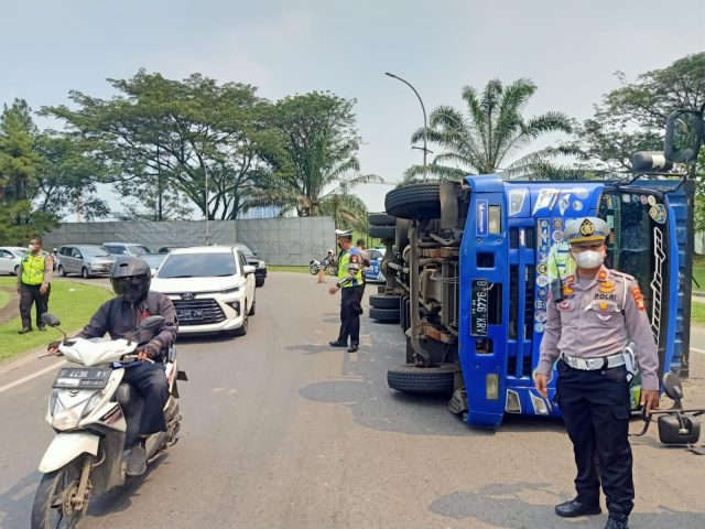Truk bermuatan cairan gliserin terguling di Jalan Alam Sutera Boulevard, Pakulonan, Kecamatan Serpong Utara, Tangerang Selatan (Tangsel), Senin (15/05/23).