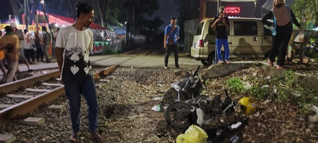 Kendaraan korban hancur akibat tertabrak kereta di kawasan Stadion Maulana Yusuf, Kota Serang.