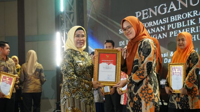 Tatu Bupati Serang Ratu Tatu Chasanah memberikan penghargaan terhadap organisasi perangkat daerah (OPD) dan aparatur sipil negara (ASN) yang mampu menerapkan Sistem Akuntabilitas Kinerja Instansi Pemerintah (SAKIP)-Reformasi Birokrasi (RB).