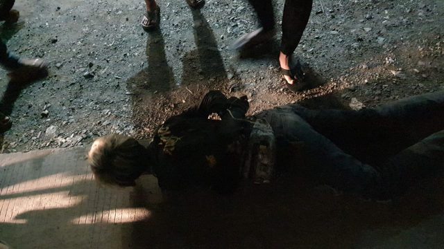Pelaku jambret hp di Kota Serang babakbelur dihajar massa. (Foto: warga untuk BantenNews.co.id)