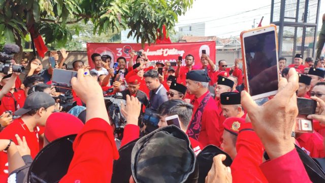 Ratusa kader Dewan Pimpinan Daerah (DPD) Partai Demokrasi Indonesia Perjuangan (PDIP) Banten menyambut kedatangan Ganjar Pranowo.