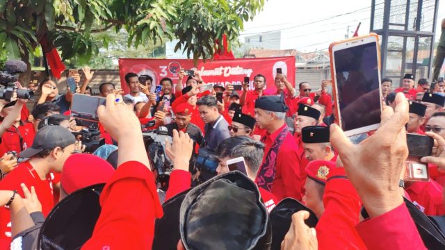 Ganjar ke Banten Ratusa kader Dewan Pimpinan Daerah (DPD) Partai Demokrasi Indonesia Perjuangan (PDIP) Banten menyambut kedatangan Ganjar Pranowo.