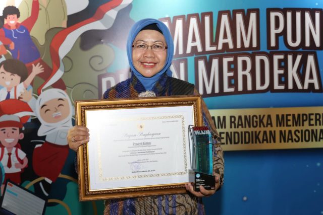 Pelaksana Harian (Plh) Sekretaris Daerah Provinsi Banten, Virgojanti mewakili Pemprov Banten menerima Anugerah Merdeka Belajar dari Kemendikbud RI.